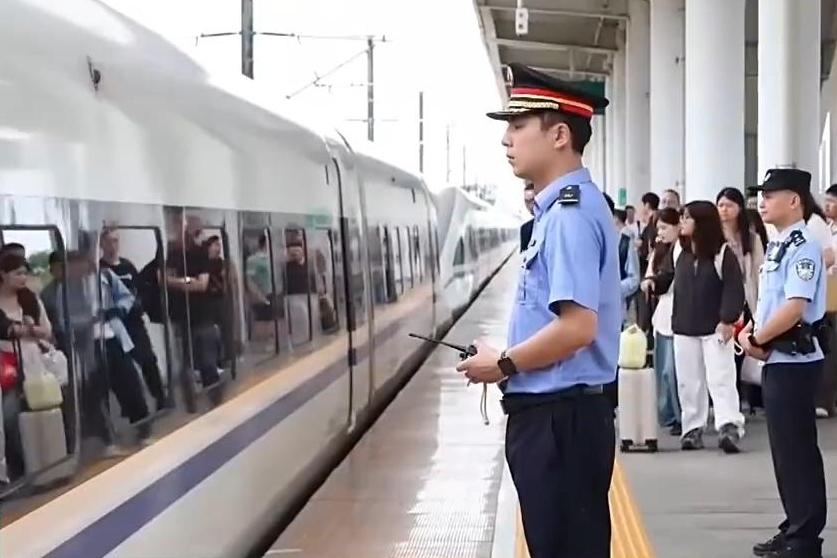 习近平等为受表彰的全国“两优一先”代表颁奖