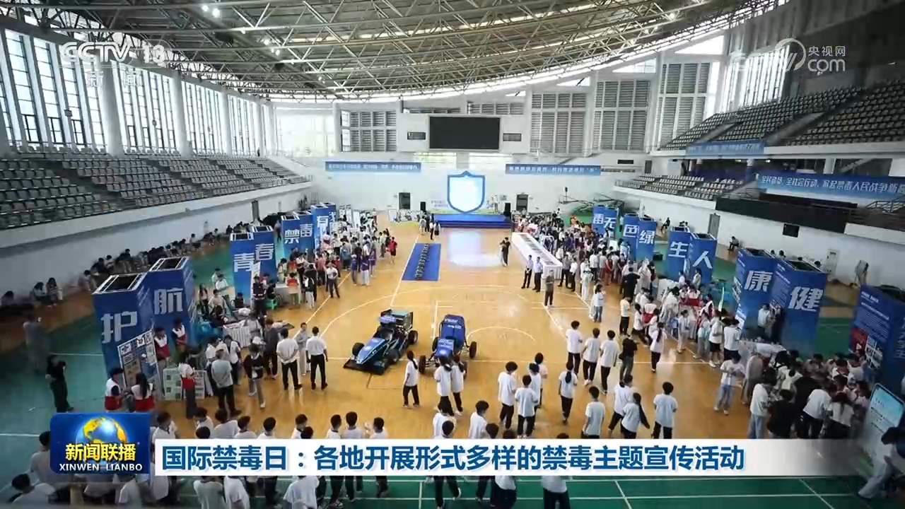 西安一轿车失控撞上公交站台